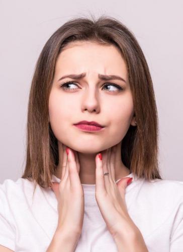 Чем лечить боль в горле при глотании с одной стороны без температуры