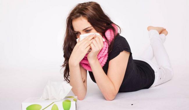 Белые сопли у взрослого, причины и лечение густых выделений