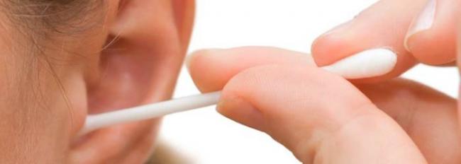 Почему чешутся уши снаружи: причины и лечение