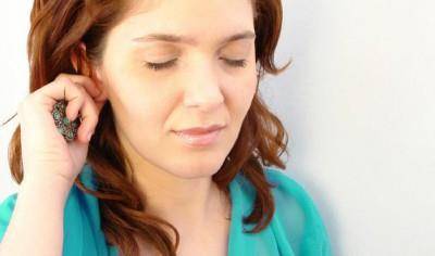 Мокнет и чешется ухо внутри у взрослого причины и лечение