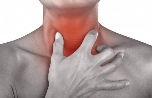 Боль в горле слева при глотании
