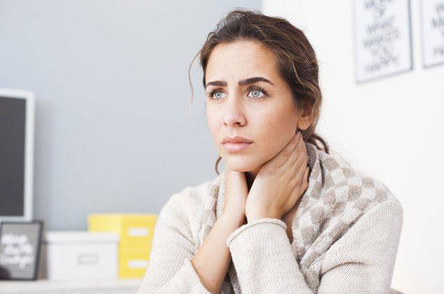 Болит горло с одной стороны: причины