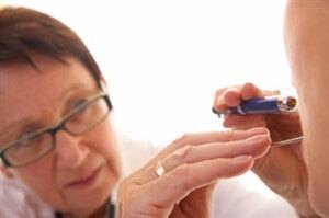 Чешется горло изнутри и появился кашель: что делать