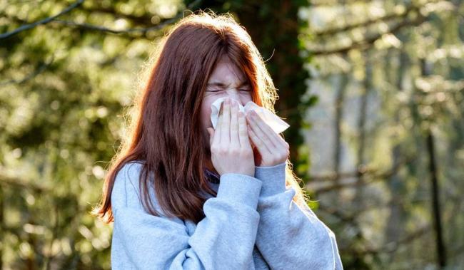 Белые сопли у взрослого, причины и лечение густых выделений