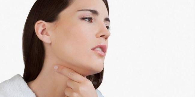 Как избавиться от соплей в горле и какие причины приводят к их образованию