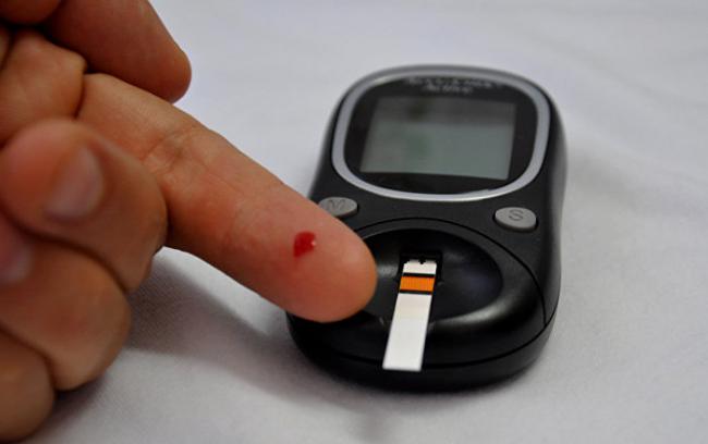 Норма сахара в крови по возрасту: таблица, симптомы повышенного. медикаментозное лечение, диета, народные средства