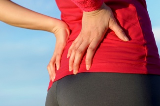 Болит копчик у мужчин и женщин: причины, диагностика и лечение