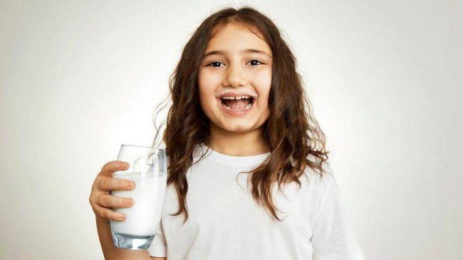 Е. комаровский: молоко - коровье или козье давать детям, когда и с какого возраста можно давать