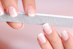 Почему ломаются и слоятся ногти? правила маникюра и народные рецепты