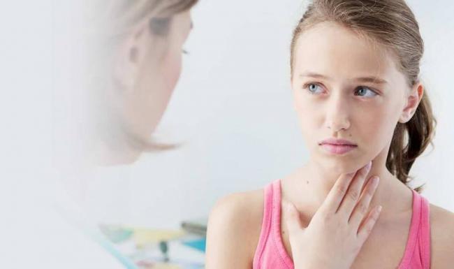 Боль в горле слева при глотании