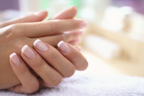 Расслаивание ногтей на руках. причины возникновения и эффективное лечение проблемы