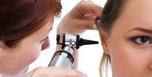 Почему чешутся уши: заболевания и приметы