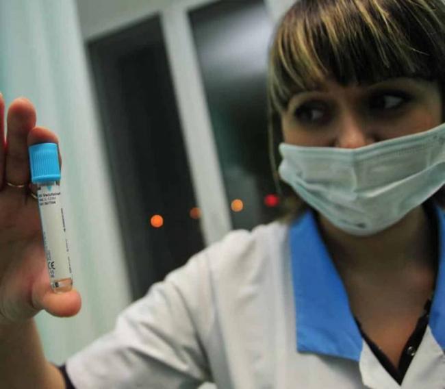 Боль в горле слева при глотании