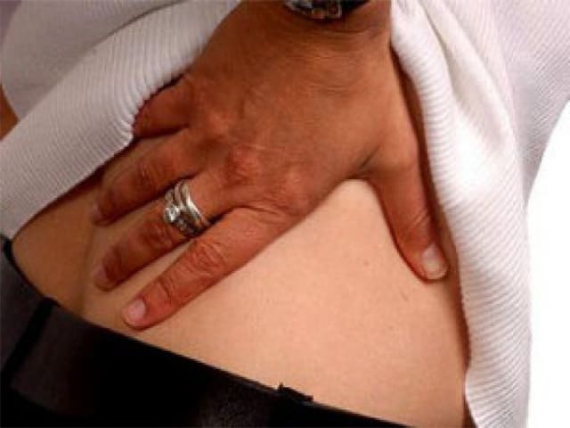 Причины боли в области копчика при сидении и вставании: симптомы патологии и разновидности болевых ощущений